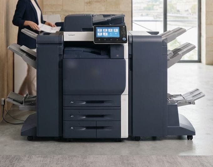 Copieur multifonction A3 avec module de finition dans un open space